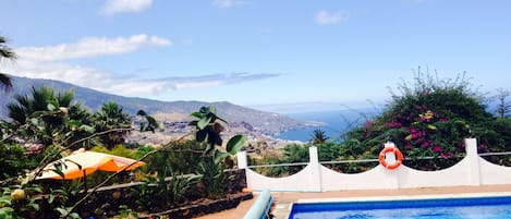 Una piscina al aire libre, una piscina climatizada