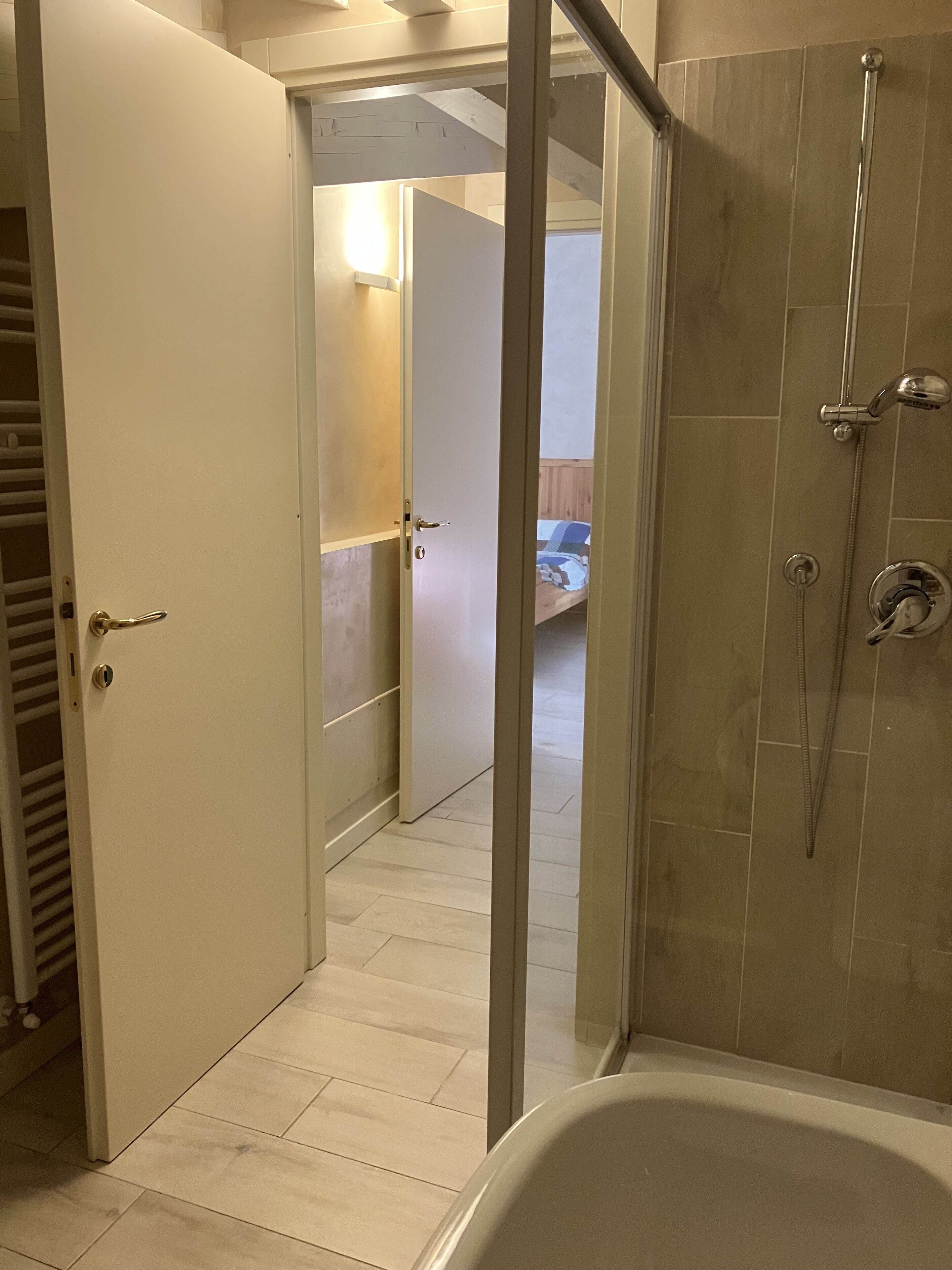 Dusche, Haartrockner, Bidet, Seife