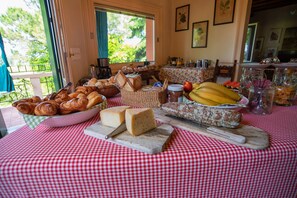 Free daily continental breakfast  - B&B La familia del Garda (Lazise)