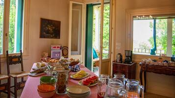 Free daily continental breakfast