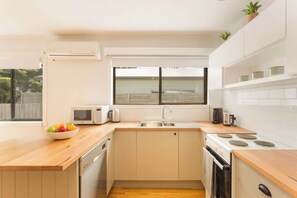 Cafetière-théière, réfrigérateur, four à micro-ondes, un four