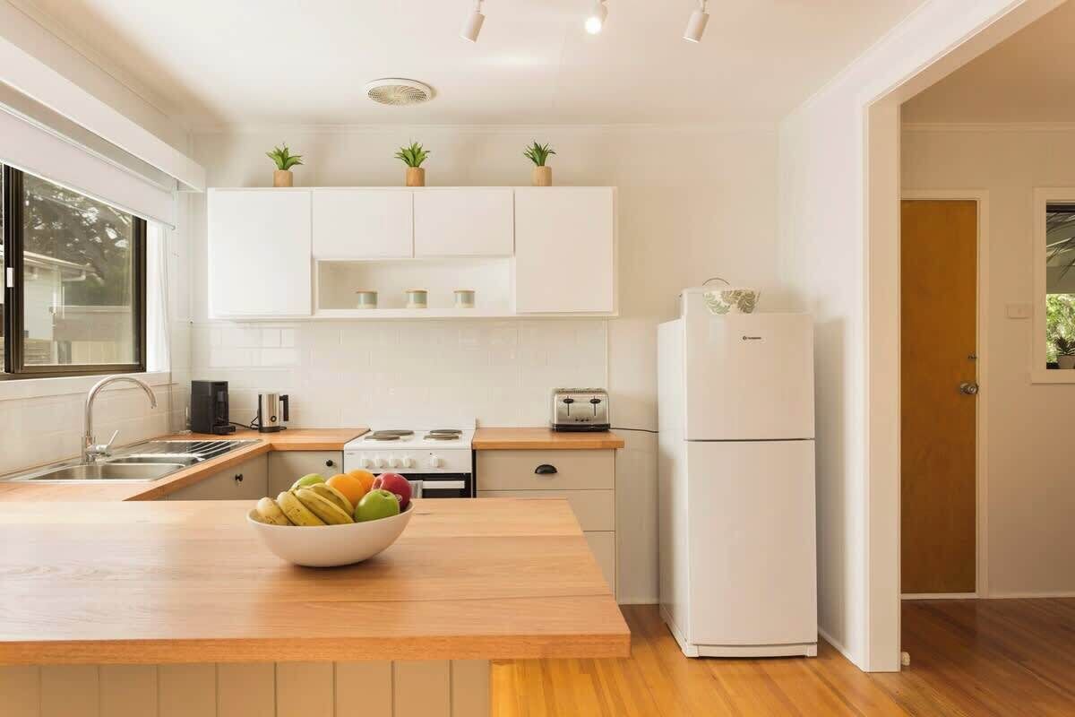 Coffee/tea maker, fridge, microwave, oven