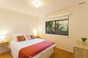 3 bedrooms, iron/ironing board, WiFi, bed sheets