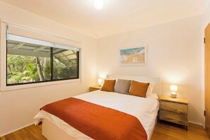 3 bedrooms, iron/ironing board, WiFi, bed sheets - Tranquil House, 3 bed - 2 Bath WI-FI (Cowes)