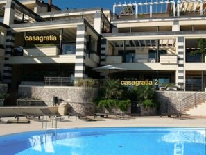 Una piscina al aire libre