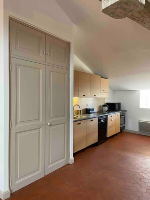 A kitchen with a large cabinet, a dishwasher, and a microwave. - Charming apartment in the heart of Avignon (Avignon)