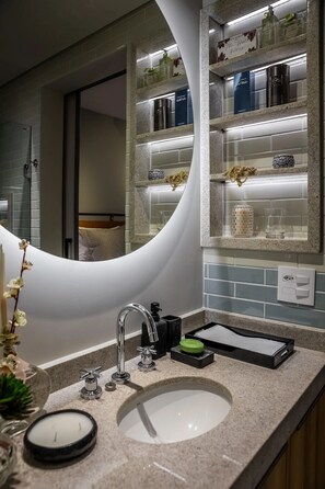 Shower, hydromassage showerhead, towels, soap - NOON VILA MADALENA (São Paulo)