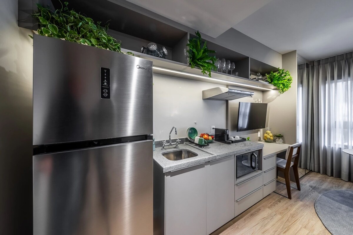 Apartamento luxo, 1 quarto, vista para a cidade | Cozinha privada | Geladeira grande, micro-ondas, cooktop