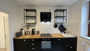 Een koelkast, een oven, een vaatwasser, een koffiezetapparaat/waterkoker