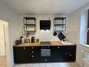 Een koelkast, een oven, een vaatwasser, een koffiezetapparaat/waterkoker