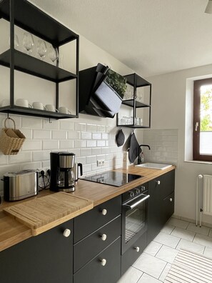 Een koelkast, een oven, een vaatwasser, een koffiezetapparaat/waterkoker