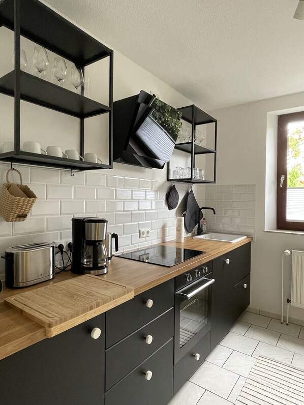 Fridge, oven, dishwasher, coffee/tea maker - Ole School apartment in Jork in the middle of the Altes Land (Jork)