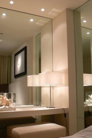 2 chambres, coffres-forts dans les chambres, bureau