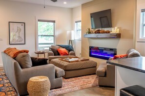 Smart-tv, een open haard, boeken en een stereo