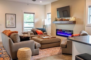 Smart TV, lareira, livros, aparelho de som