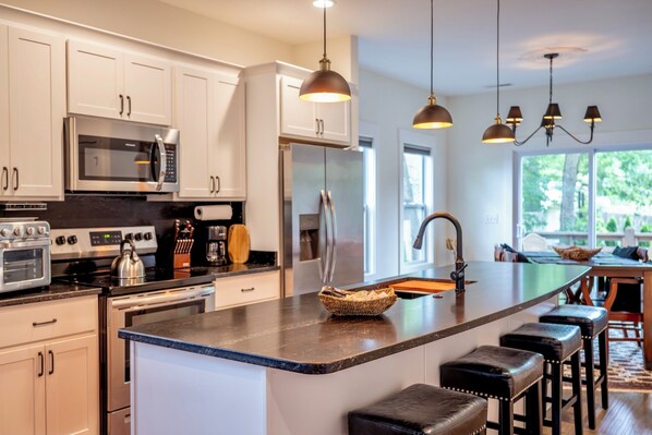 Jääkaappi, mikroaaltouuni, uuni, liesi