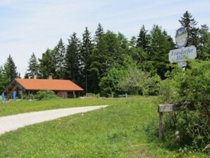 Property grounds - Near Chiemsee: Family-friendly apartment. Farmhouse in 4star quality, 1 bedroom (Eggstätt)