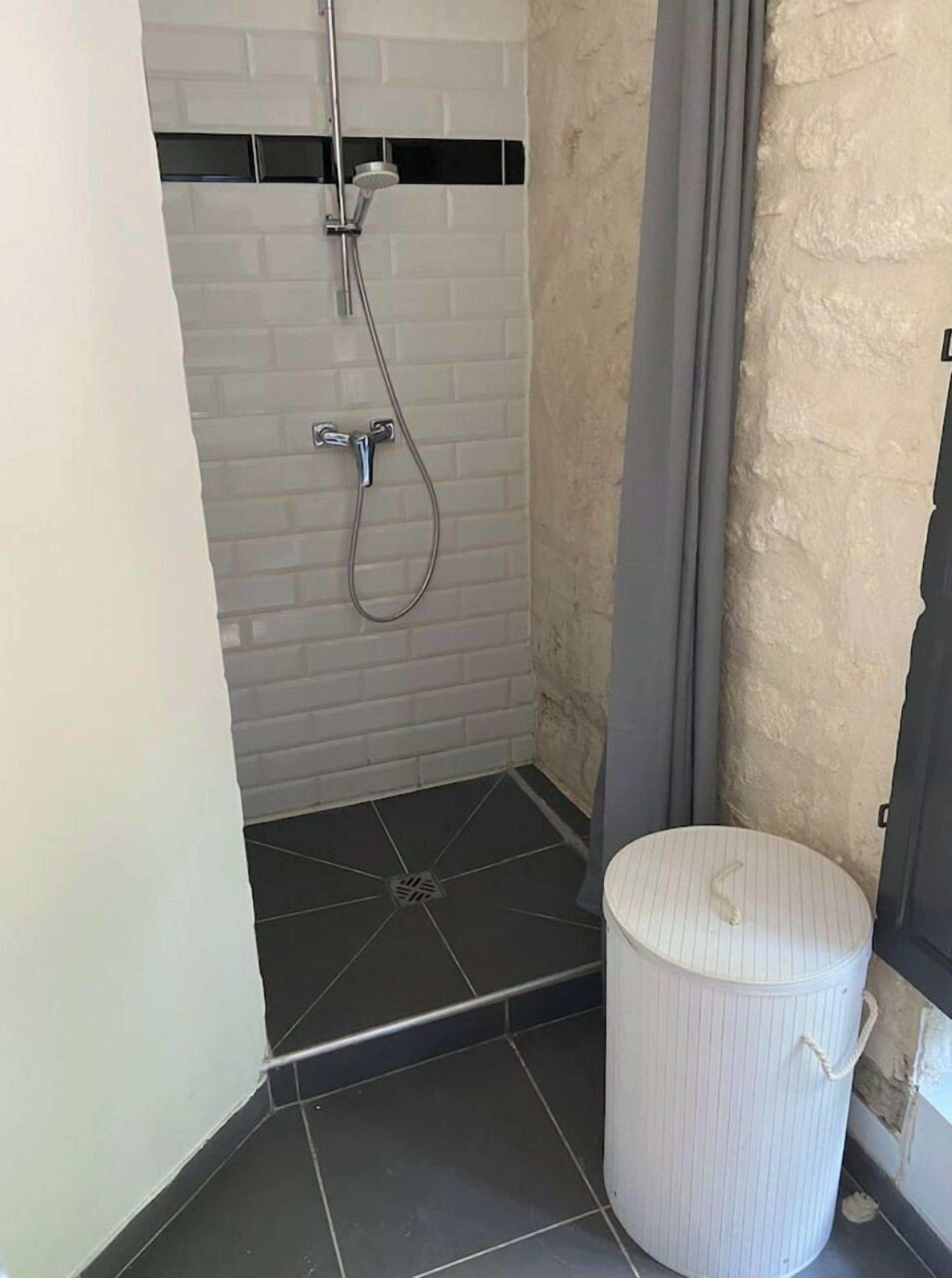 Regadera, toallas, jab ón, papel de baño 