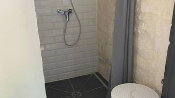 Regadera, toallas, jabón, papel de baño