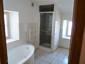 Bañera y secador de pelo