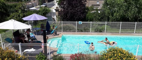 Una piscina al aire libre, una piscina climatizada