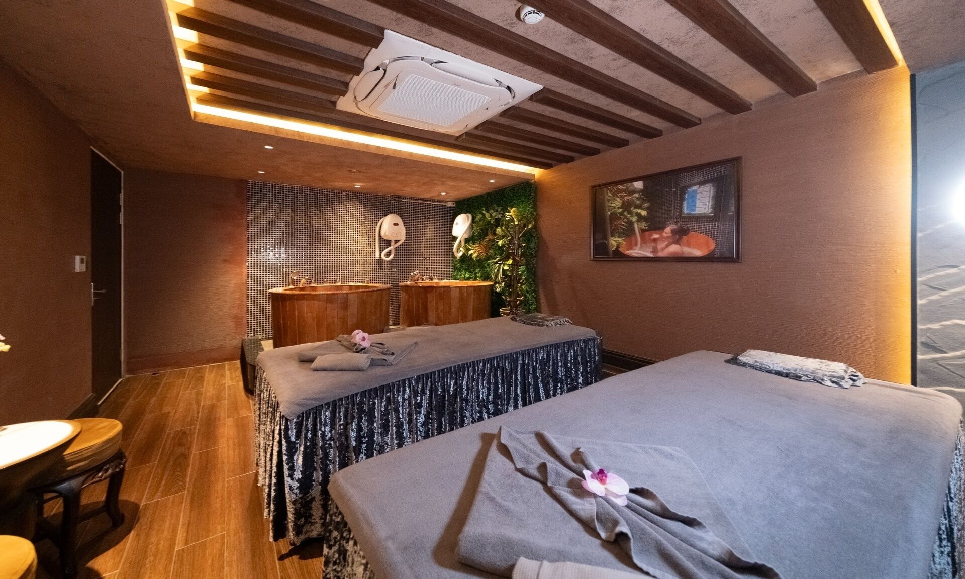 Un cuarto de spa con una camilla de masaje, un rincón de descanso y una cama grande.