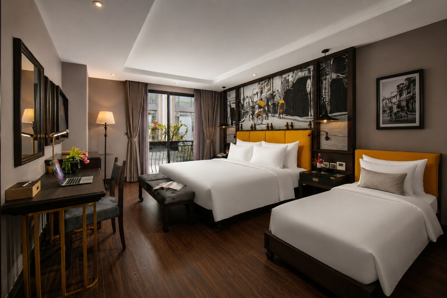 Habitación triple familiar, vistas a la ciudad | Ropa de cama de alta calidad, colchones viscoelásticos, minibar