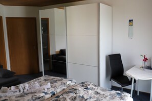 Double Room | Free WiFi, bed sheets - Pension Agathe (Beilngries)