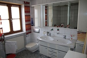 Ducha, secador de pelo, batas, toallas