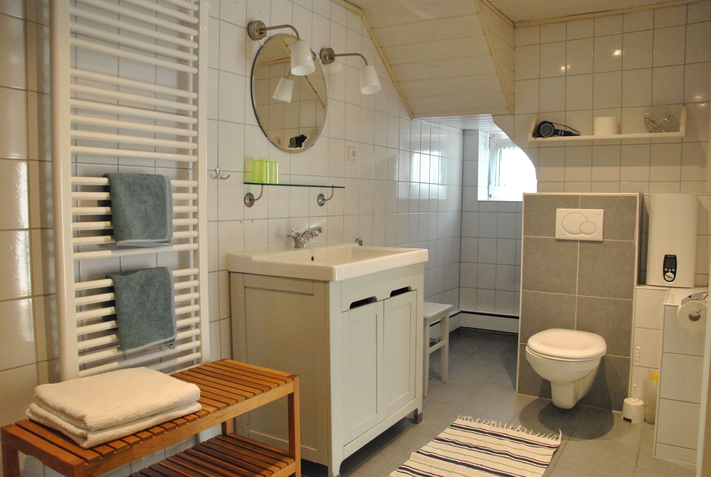 Badewanne, Haartrockner, Handtücher, Seife