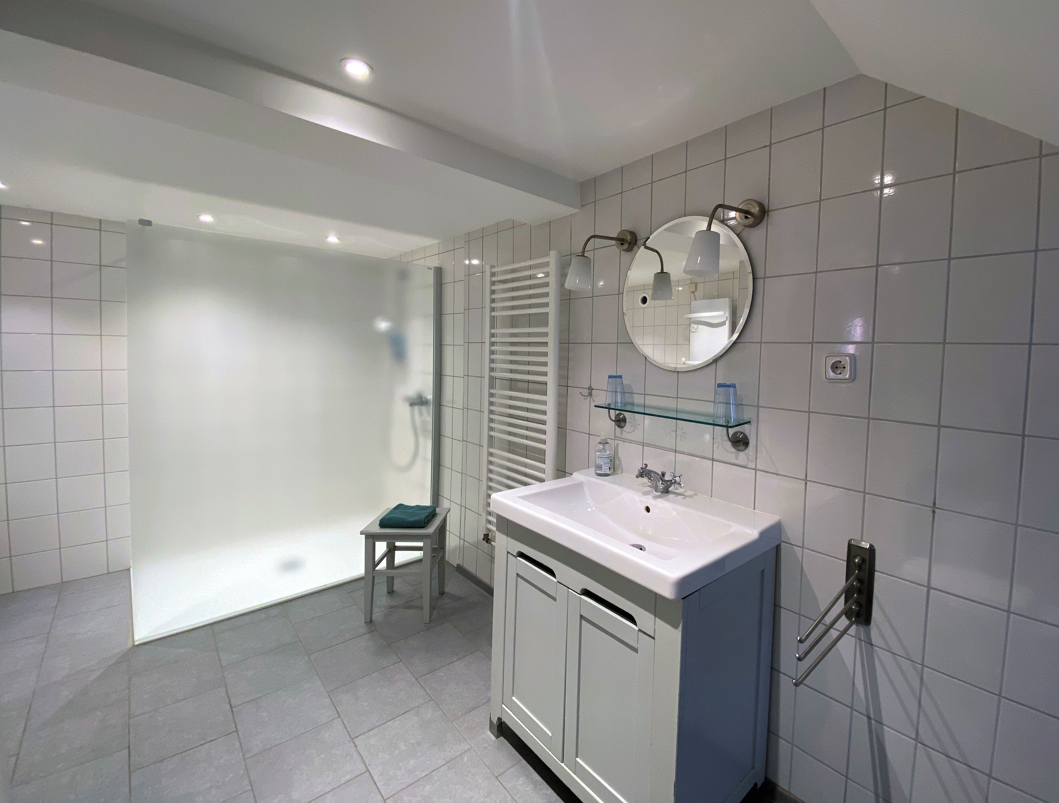 Badewanne, Haartrockner, Handtücher, Seife