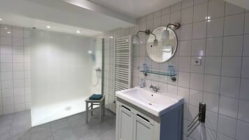 Badewanne, Haartrockner, Handtücher, Seife