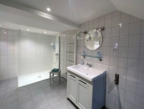 Badewanne, Haartrockner, Handtücher, Seife