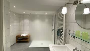 Badewanne, Haartrockner, Handtücher, Seife