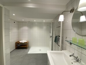 Badewanne, Haartrockner, Handtücher, Seife
