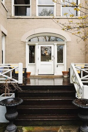 Unclassified image, 5 of 40, button