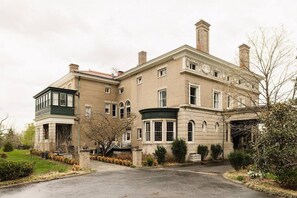 Unclassified image, 2 of 40, button