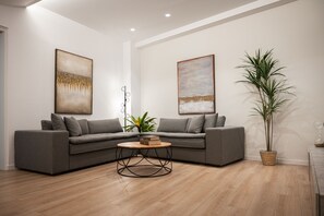 Flat-screen TV, stereo