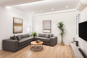 Flat-screen TV, stereo