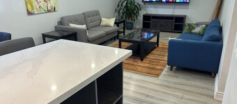 Luxury 2 bedroom house - fully renovated - full feature