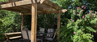 Luxury 2 bedroom house - fully renovated - full feature
