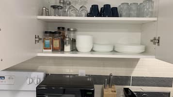 Kylskåp, mikrovågsugn, ugn och spishäll