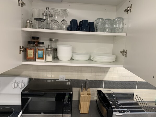 Køleskab, mikrobølgeovn, ovn, kogeplade