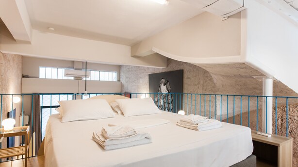 A modern hotel room with a large bed, a desk, and a balcony with a view. - Architect designed studio (EP7L). Green rooftop! (Athina)