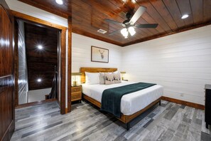 4 bedrooms, iron/ironing board, travel cot, free WiFi - Woodland Cabin Hot Tub Arcade Fire Pit Retreat (Broken Bow)