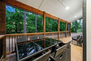Outdoor dining - Woodland Cabin Hot Tub Arcade Fire Pit Retreat (Broken Bow)