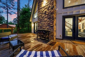 Outdoor dining - Woodland Cabin Hot Tub Arcade Fire Pit Retreat (Broken Bow)