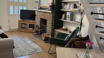 TV connectée, cheminée, livres