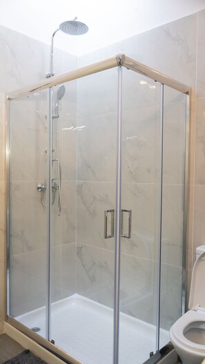 Shower, rainfall showerhead, hair dryer, towels - Andromachis Moneto Under Meteora (Kalabaka)