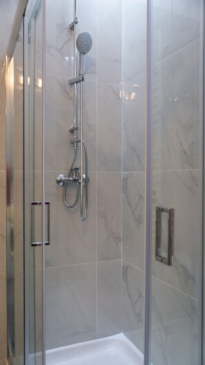 Shower, rainfall showerhead, hair dryer, towels - Andromachis Moneto Under Meteora (Kalabaka)